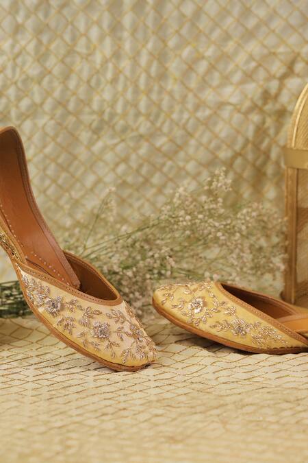 Kurrbat Ruhi Floral Hand Embroidered Jutti 