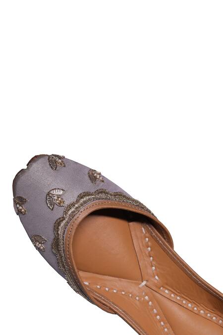 Buy_Kurrbat_Grey Tara Threadwork Scalloped Juttis _Online_at_Aza_Fashions