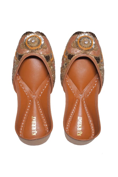 Kurrbat Hand Embroidered Juttis 