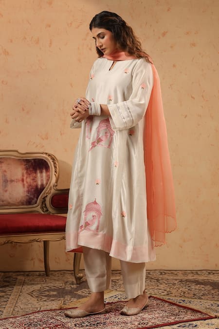 Anshu Wadhwa_White Chanderi, Organza Embroidery, Lace Split V-neck Resham Work Kurta Set _at_Aza_Fashions