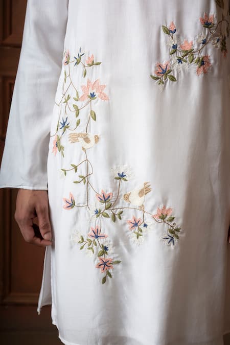 Buy_Vaani Beswal_Ivory Muslin Embroidery Sparrow Floral Bird Mandarin Collar Kurta 