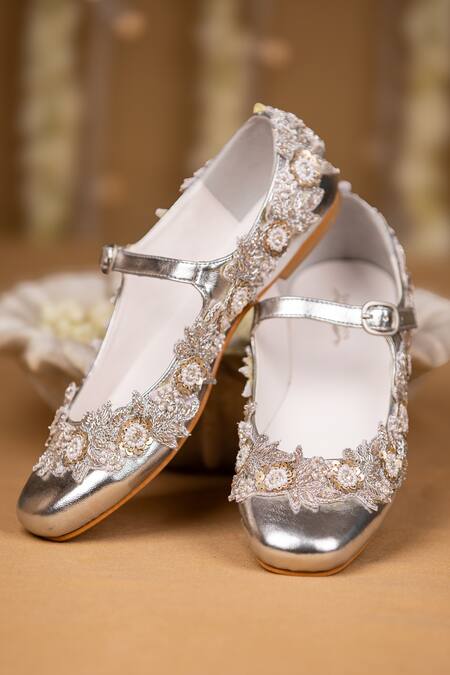 5elements Aarvi Embroidered Mary Jane Juttis 
