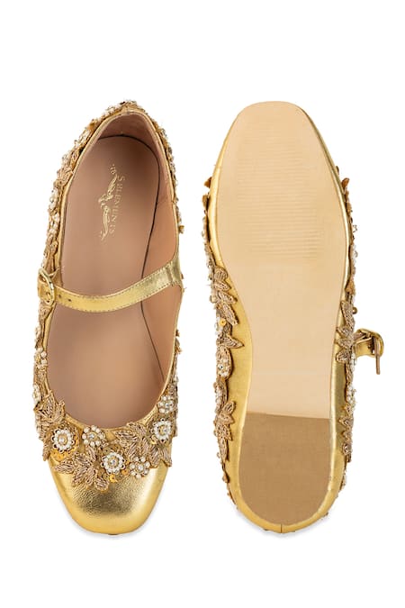 5elements Iraaya Floral Embroidered Juttis 