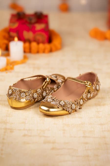 5elements_Gold Iraaya Floral Embroidered Juttis _at_Aza_Fashions