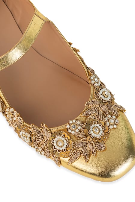 Buy_5elements_Gold Iraaya Floral Embroidered Juttis 