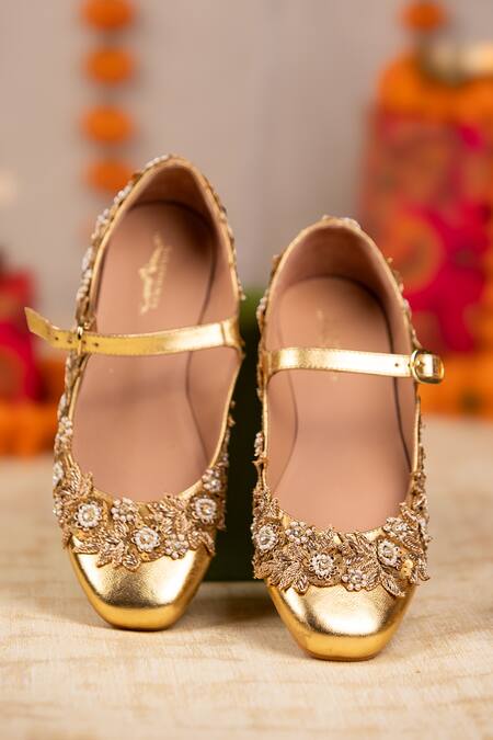 5elements Iraaya Floral Embroidered Juttis 
