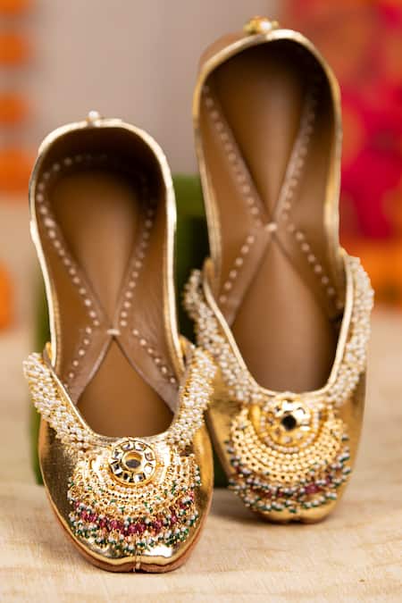 5elements Neysa Embroidered Juttis 