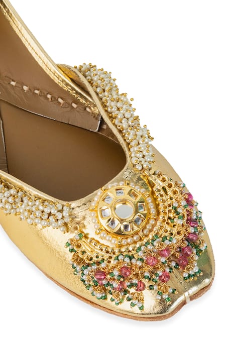 5elements_Gold Neysa Embroidered Juttis _at_Aza_Fashions
