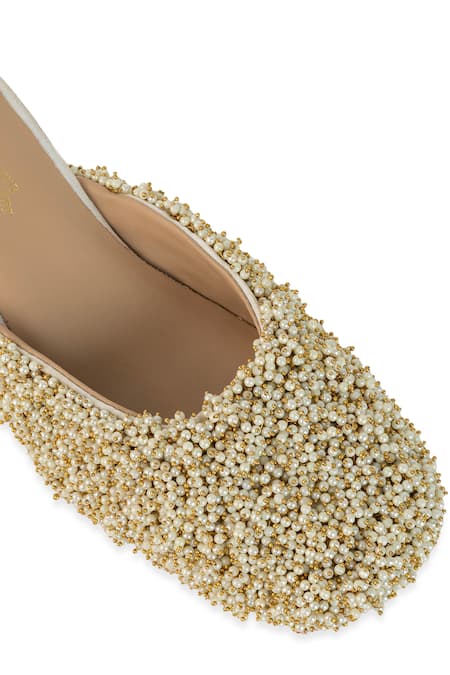 Buy_5elements_Off White Beads, Embroidery Varsuni Hand Mule Heels 
