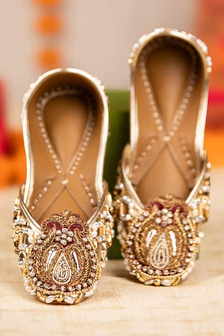 5elements Reeva Zari Sequin Pearl Embroidered Juttis 