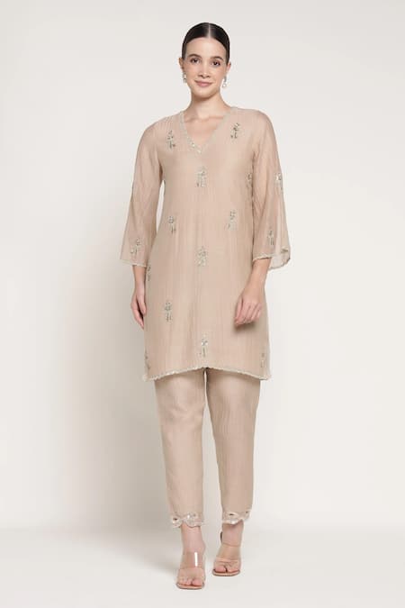 Summer By Priyanka Gupta_Beige Chanderi Embroidery, Sequins V-neck Bell Bow Kurta And Pant Co-ord Set _Online_at_Aza_Fashions