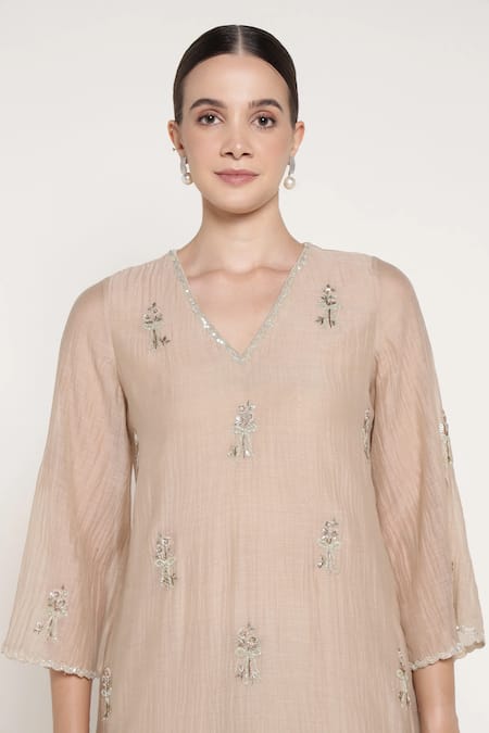 Buy_Summer By Priyanka Gupta_Beige Chanderi Embroidery, Sequins V-neck Bell Bow Kurta And Pant Co-ord Set 