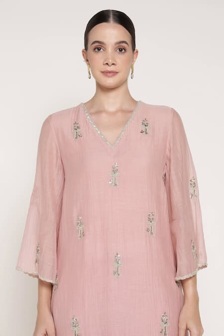 Summer By Priyanka Gupta_Pink Chanderi Embroidery, Sequins V-neck Bell Bow Kurta And Pant Co-ord Set _at_Aza_Fashions