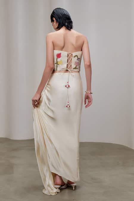 The Right Cut Fleur Floral Embroidered Crop Top 