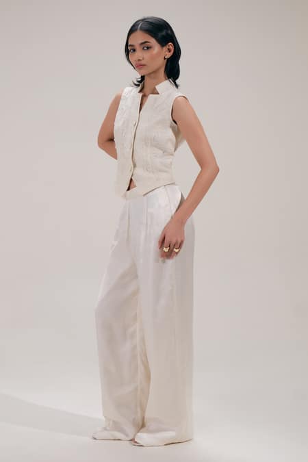 Buy_The Right Cut_White Chanderi Beads, Embroidery V-neck, Collared Sleeveless Blouse _Online_at_Aza_Fashions