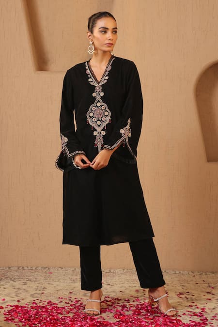 Nero India Dori Embroidered Beaded Velvet Kurta & Narrow Pant Set