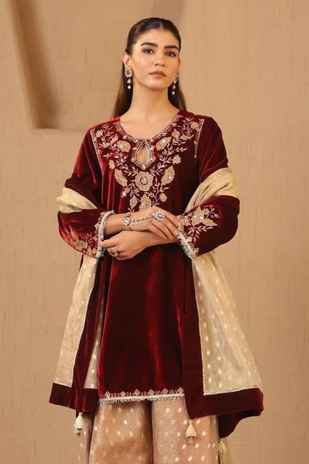 Nero India_Gold Tissue, Velvet Tassels, Zari Crushed Dobby Dupatta _Online_at_Aza_Fashions