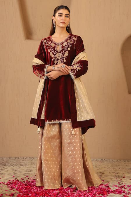 Buy_Nero India_Gold Tissue, Velvet Tassels, Zari Crushed Dobby Dupatta _Online_at_Aza_Fashions