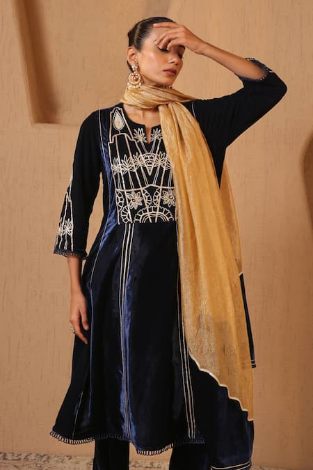 Buy_Nero India_Gold Tissue Gota Patti Crush Scallop Dupatta _Online_at_Aza_Fashions