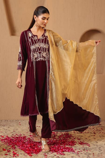 Nero India_Gold Tissue Gota Patti Crush Scallop Dupatta _Online_at_Aza_Fashions