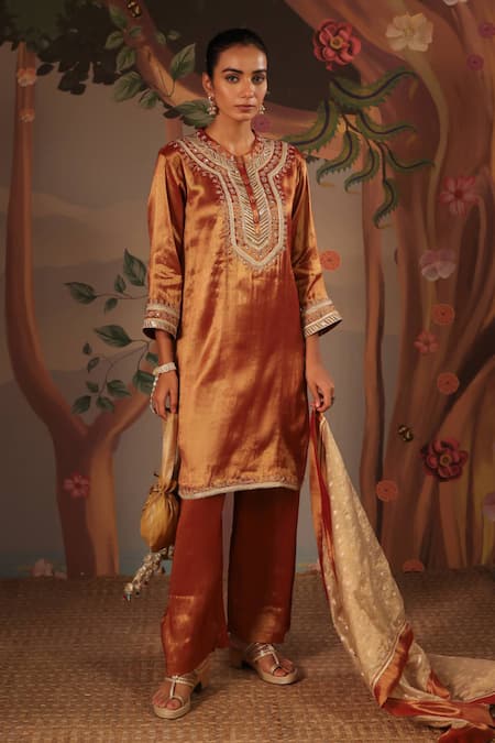 Nero India_Gold Tissue Zari Crush Dobby Dupatta _Online_at_Aza_Fashions