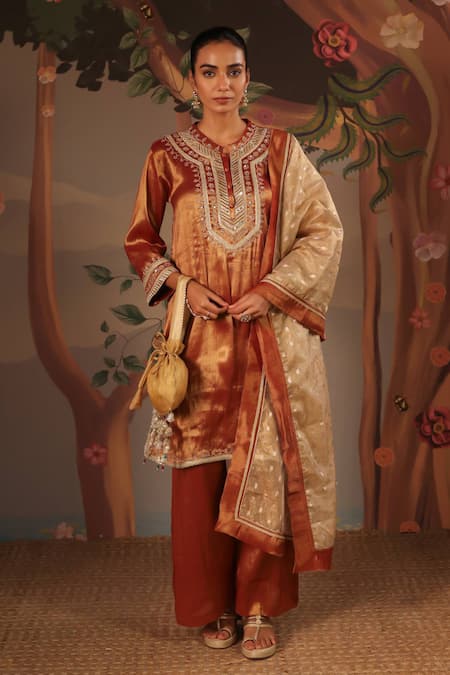 Buy_Nero India_Gold Tissue Zari Crush Dobby Dupatta _Online_at_Aza_Fashions