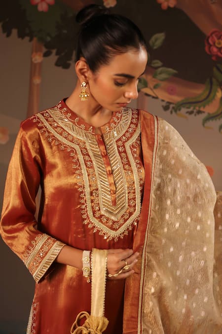 Shop_Nero India_Gold Tissue Zari Crush Dobby Dupatta _Online_at_Aza_Fashions