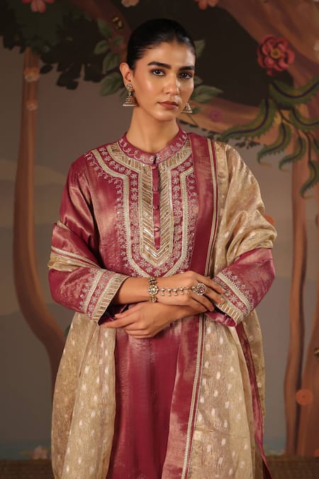 Nero India_Gold Zari Crush Tissue Dobby Dupatta _Online_at_Aza_Fashions