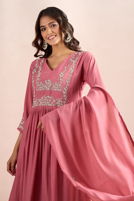 Samyukta Singhania_Pink Embroidery V-neck Front Pleated Yoke Kurta Set _Online_at_Aza_Fashions