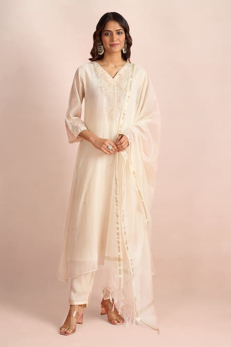 Samyukta Singhania Floral Embroidered Kurta Set 