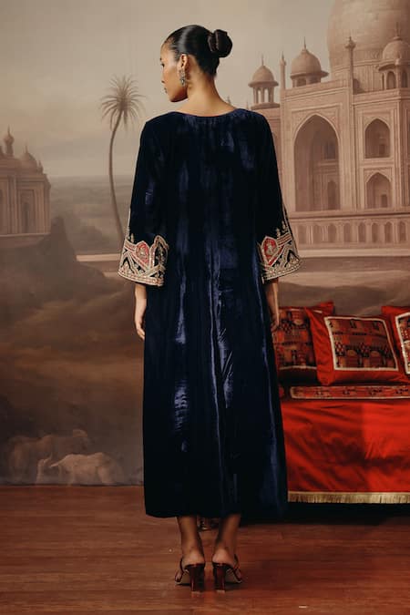 Sabe Mehwar Embroidered Velvet Kurta 