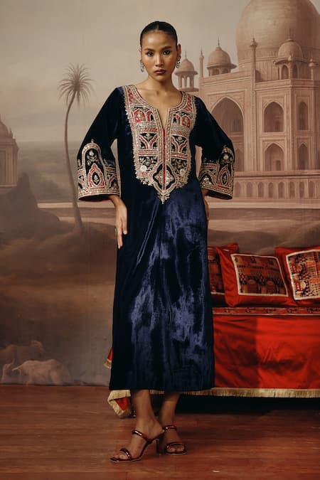 Sabe Mehwar Embroidered Velvet Kurta 