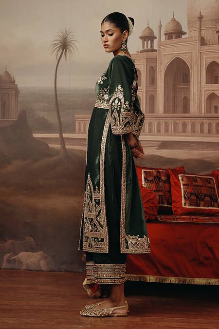 Sabe_Green Velvet Zari, Pearls, Sequins, Embroidery V-neck Zaira Kurta Set _Online_at_Aza_Fashions