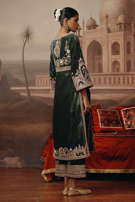 Sabe Zaira Embroidered Velvet Kurta Set 
