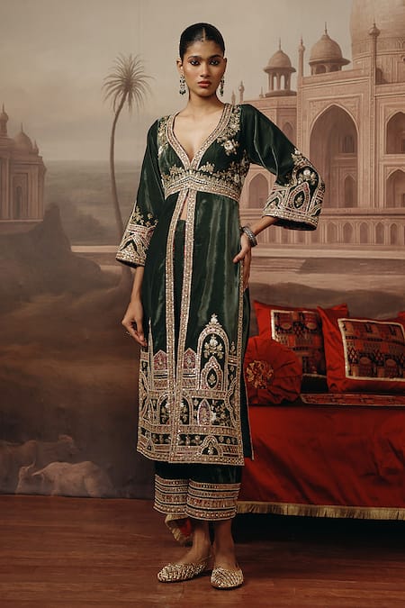 Sabe Zaira Embroidered Velvet Kurta Set 