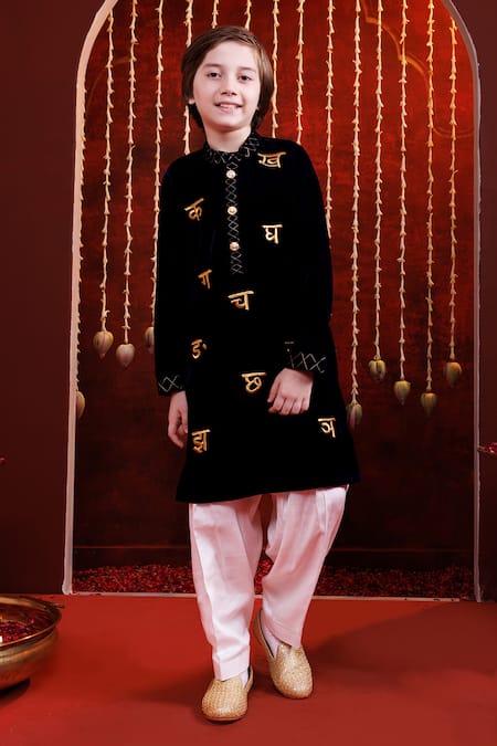 Hoity Moppet Sanskriti Embroidered Velvet Kurta Set 