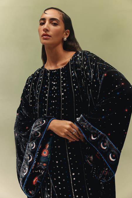 Buy NOIB Black Velvet, Viscose Round Neck Ila Shooting Stars Print Kaftan Online at Aza Fashions Buy_NOIB_Black Velvet, Viscose Round Neck Ila Shooting Stars Print Kaftan _Online_at_Aza_Fashions