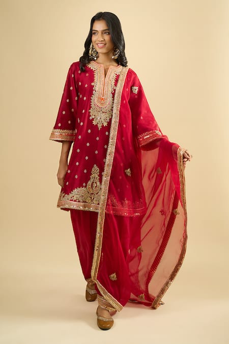 Sheetal Batra_Red Embroidery, Zari Split V-neck, Mandarin Collar Kurta Set _at_Aza_Fashions