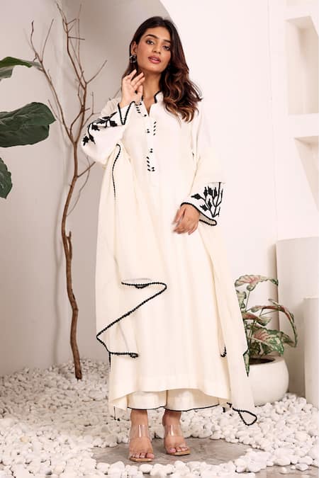 Sonali Methi_White Chanderi Embroidery Mandarin Collar, V-neck Hand Kurta Set _Online_at_Aza_Fashions