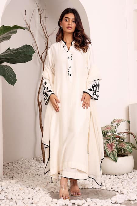 Buy_Sonali Methi_White Chanderi Embroidery Mandarin Collar, V-neck Hand Kurta Set _Online_at_Aza_Fashions