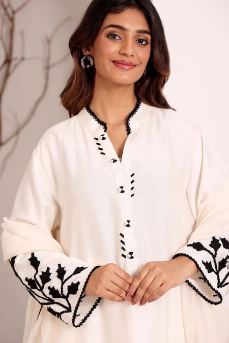 Shop_Sonali Methi_White Chanderi Embroidery Mandarin Collar, V-neck Hand Kurta Set _Online_at_Aza_Fashions