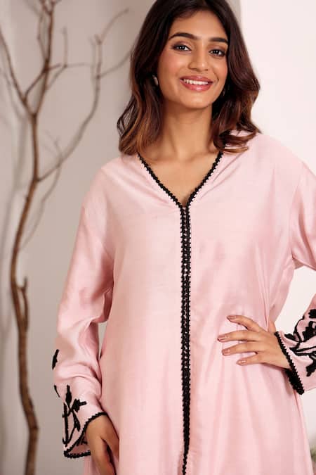 Shop Sonali Methi Pink Chanderi Embroidery, Lace V-neck Hand Kurta Set Online at Aza Fashions Shop_Sonali Methi_Pink Chanderi Embroidery, Lace V-neck Hand Kurta Set _Online_at_Aza_Fashions