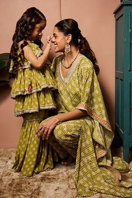 Buy_Neha Mehra_Green Crepe Embroidery V-neck Printed Kaftan And Pant Set 