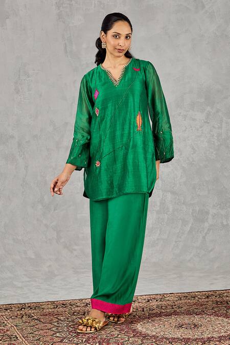 Shivani Bhargava_Green Chanderi Embroidery, Sequins V-neck Kurta _Online_at_Aza_Fashions