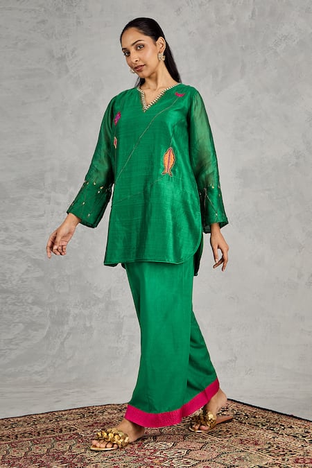 Buy_Shivani Bhargava_Green Chanderi Embroidery, Sequins V-neck Kurta _Online_at_Aza_Fashions