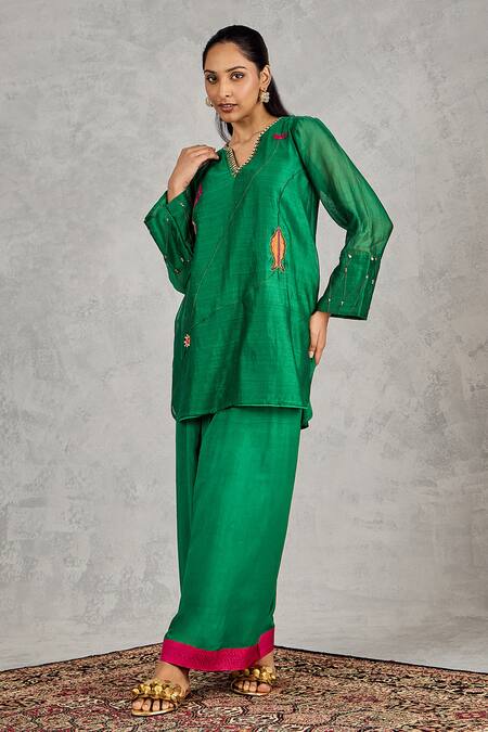 Shivani Bhargava_Green Chanderi Embroidery, Sequins V-neck Kurta _at_Aza_Fashions