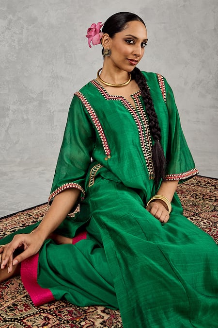 Shivani Bhargava_Green Chanderi Embroidery, Metallic Thread Split V-neck Hand Kurta _at_Aza_Fashions