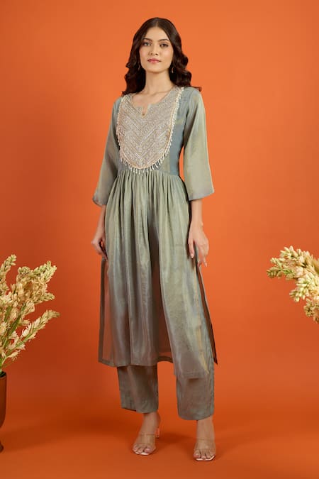 Buy_Naintara Bajaj_Grey Organza Embroidery, Beads Split V-neck Yoke Anarkali With Pant 