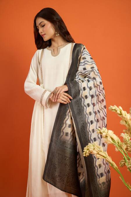 Buy_Naintara Bajaj_Off White Chiffon Round Neck Side Gathered Kurta Pant Set 