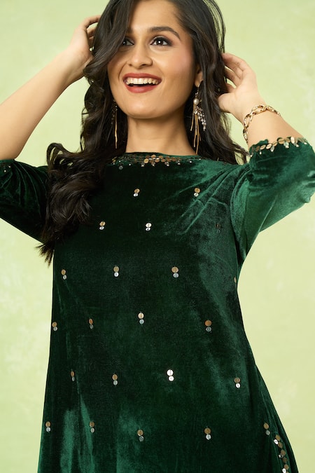 Buy_Samyukta Singhania_Green Velvet Sequins, Embroidery Round Neck Hand Kurta And Pant Set 